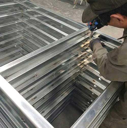 防火窗厂商采用优质钢质防火窗料扇，镀锌不易生锈，每个焊接牢固。